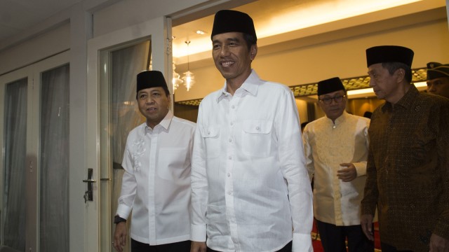 Jokowi buka bersama di kediaman Setnov. (Foto: Antara/Rosa Panggabean)