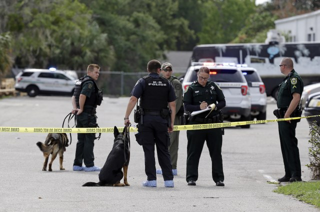 Polisi mengolah TKP Penembakan Florida (Foto: John Raoux/AP Photo)