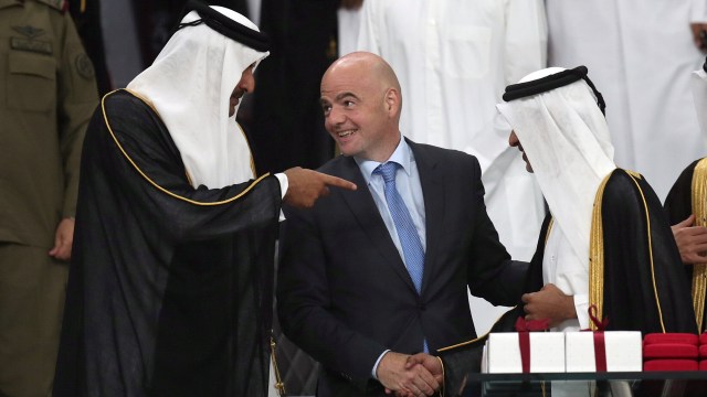 Presiden FIFA (tengah) bersama Emir Qatar. (Foto: Reuters/Ibraheem Al Omari)