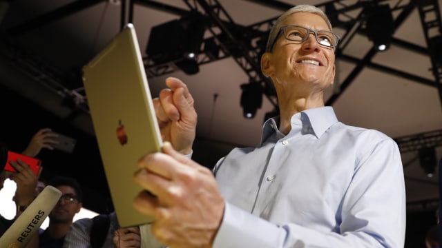 CEO Apple Tim Cook menggenggam iPad Pro. Foto: REUTERS/Stephen Lam