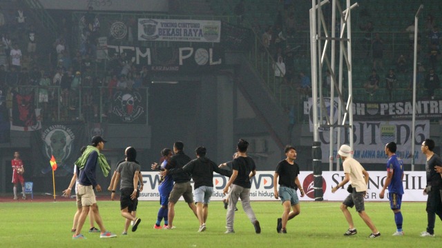 Suporter Persib masuk ke dalam lapangan. (Foto: ANTARA/Risky Andrianto)