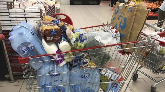 Barang belanja di supermarket Doha Qatar. (Foto: Doha News via AP)