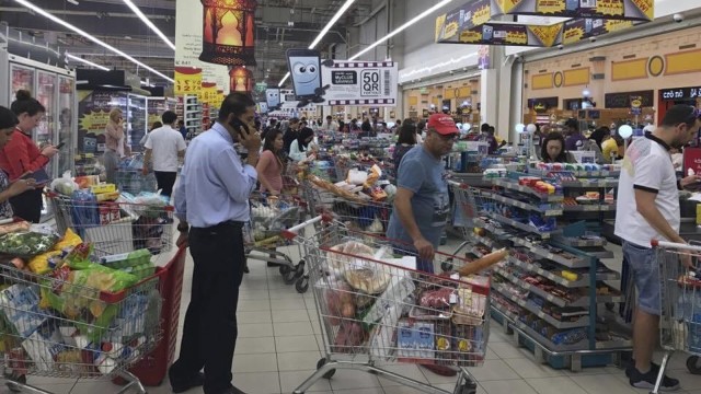 Orang-orang berbelanja di supermarket Doha Qatar (Foto: Doha News via AP)