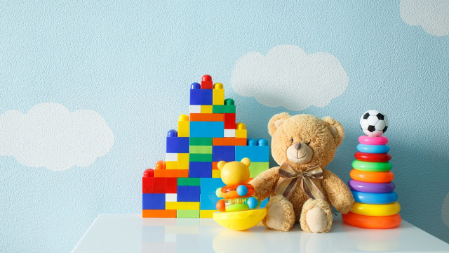 Membawa mainan kesukaan si kecil (Foto: Thinkstock)