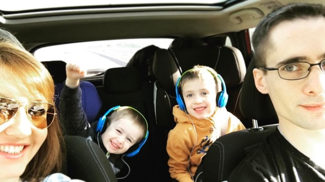 Nyanyi dan bermain bersama anak (Foto: Instagram/@poppy_en_lou)