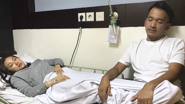 Ruben Onsu saat menemani istrinya yang sakit (Foto: Instaram @sarwendah29)