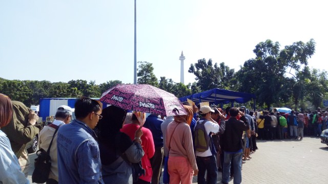 Antrean penukaran uang di Monas. (Foto: Novan Nurul Alam/kumparan)