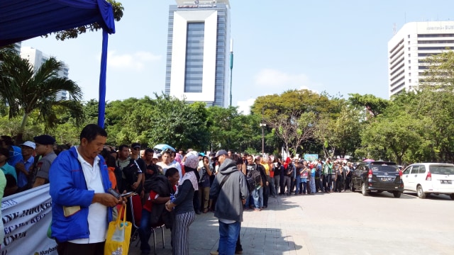 Antrean penukaran uang di Monas. (Foto: Novan Nurul Alam/kumparan)