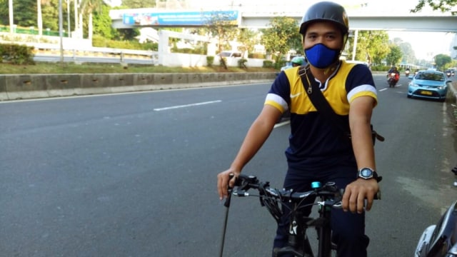 Ferdi, pegawai kantoran yang memungut ranjau paku (Foto: Indra Subagja/kumparan)