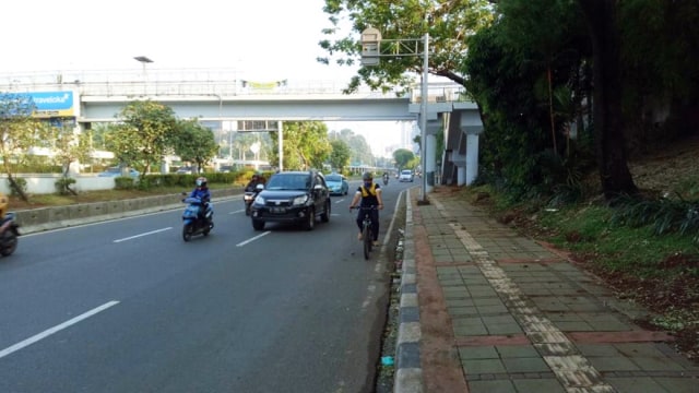 Ferdi, pegawai kantoran yang memungut ranjau paku (Foto: Indra Subagja/kumparan)