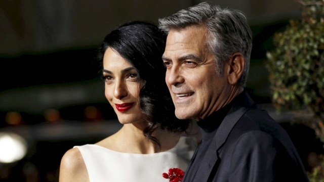 Pasangan Clooney yang punya jarak usia besar. (Foto: Reuters/Mario Anzuoni)