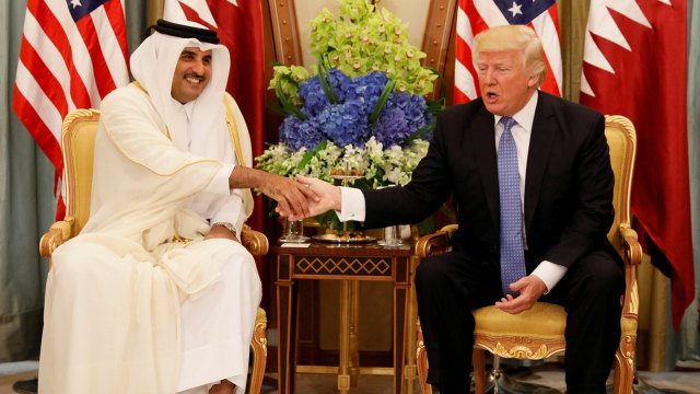 Emir Qatar bersama Donald Trump di Riyadh, Saudi. (Foto: REUTERS/Jonathan Ernst)