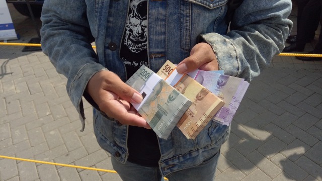 Penukaran uang di Lapangan IRTI Monas  Foto: Novan Nurul/kumparan