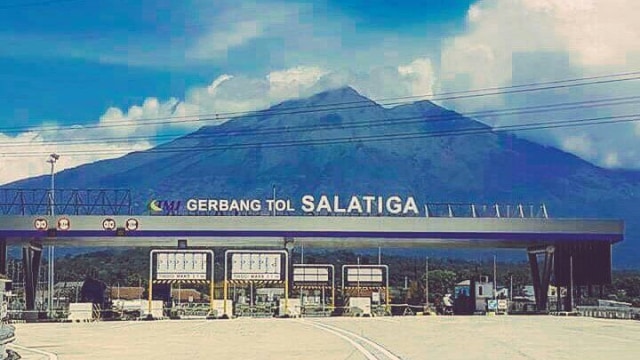 Gerbang Tol Salatiga dengan latar Gunung Merbabu (Foto: Dok. Jasa Marga)