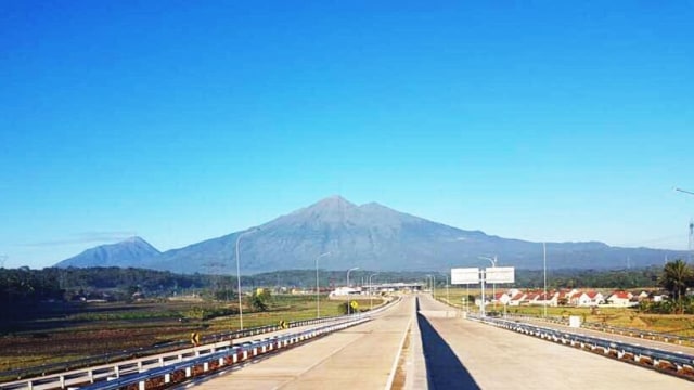 Gerbang Tol Salatiga dengan latar Gunung Merbabu (Foto: Dok. Jasa Marga)