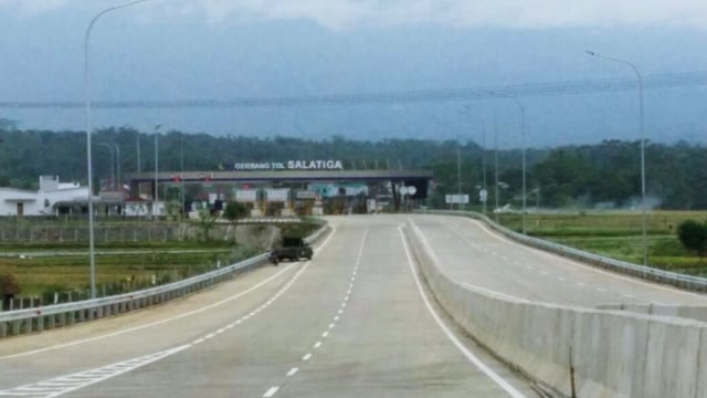 Gerbang Tol Salatiga dengan latar Gunung Merbabu (Foto: Dok. Jasa Marga)