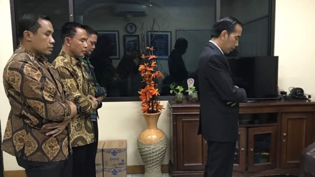 Jokowi salat di Tol Jagorawi  (Foto: Dok. Istimewa)