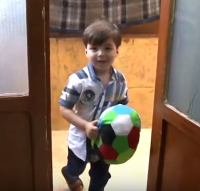 Omran Daqneesh kini. (Foto: Dok. Youtube: RT Deutsch)