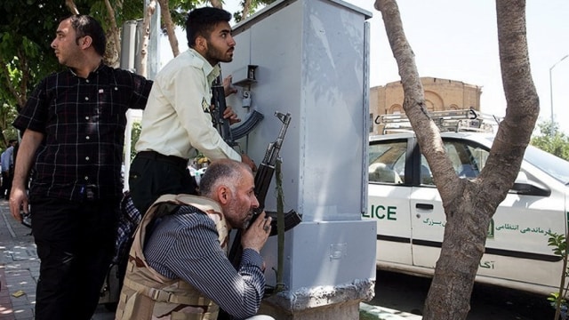 Pasukan Keamanan Iran Bentrok dengan Pengunjuk Rasa di Sejumlah Provinsi (42006)
