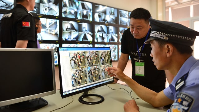 Monitor ujian masuk universitas di China (Foto: Reuters/Stringer )