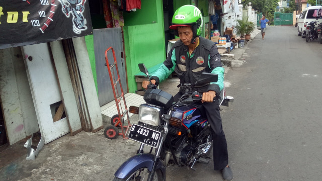 Hermanto bersama motornya yang baru disulap (Foto: Akbar Ramadhan/kumparan)