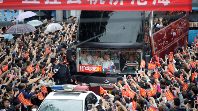 Ortu melepas anaknya ke lokasi gaokao (Foto:  REUTERS/Jason Lee)