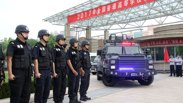 Aparat menjaga gaokao di sebuah sekolah (Foto: REUTERS/Stringer )