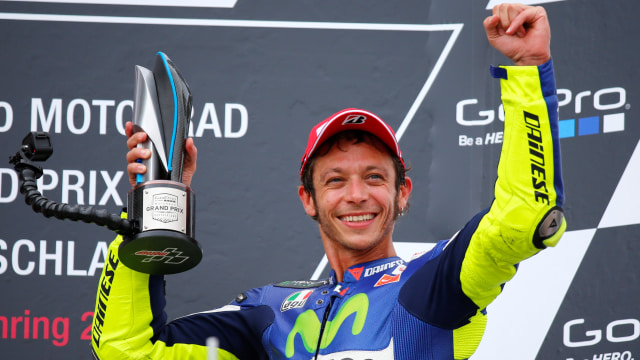 Valentino Rossi di atas podium. (Foto: Hannibal Hanschke/Reuters)
