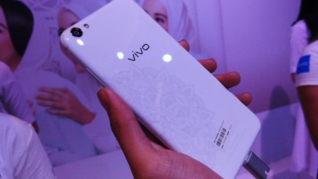 Vivo V5s warna putih. (Foto: Jofie Yordan/kumparan)