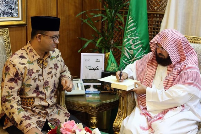 Anies Baswedan saat menjalankan umrah. (Foto: Dok. Tim media Anies-Sandi)