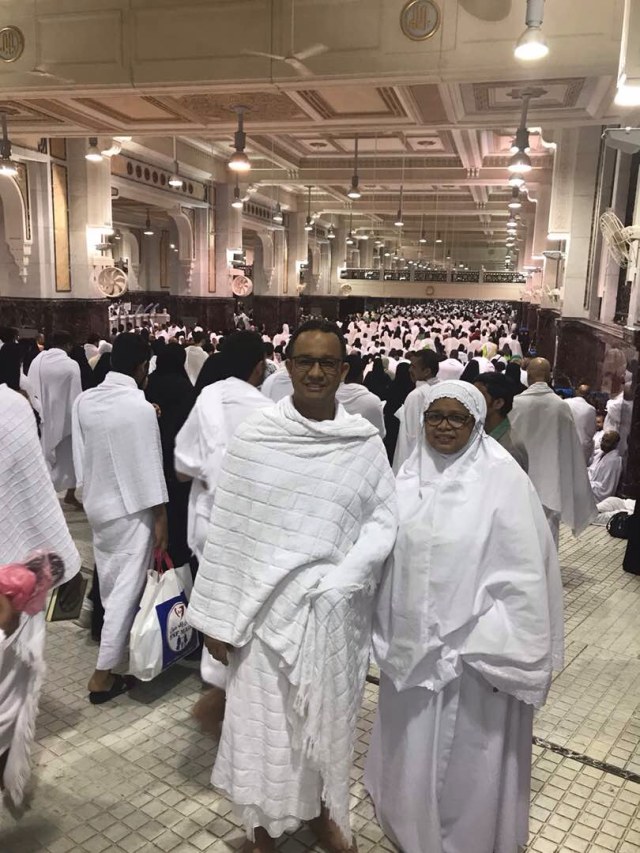 Anies Baswedan saat menjalankan ibadah umrah. (Foto: Dok. Tim media Anies-Sandi)