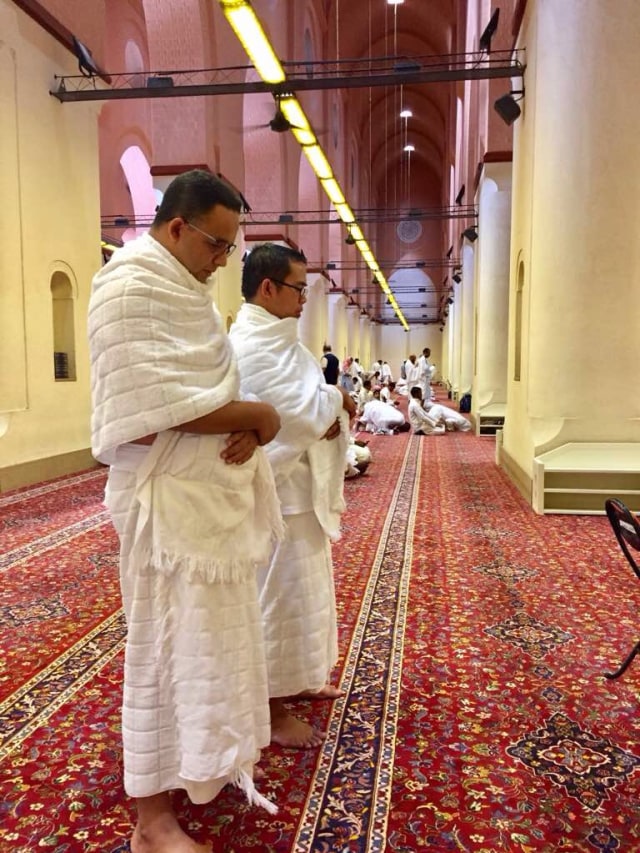 Anies Baswedan saat menjalankan ibadah umrah. (Foto: Dok. Tim media Anies-Sandi)