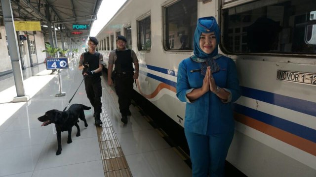 Petugas melayani penumpang kereta api (Foto: Aditia Noviansyah/kumparan)