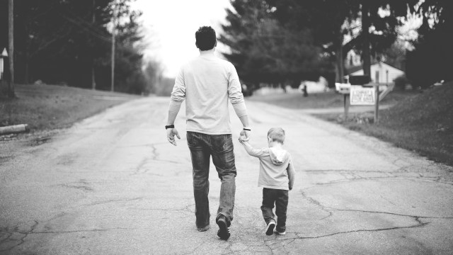 Ayah dan anak (Foto: Unsplash)