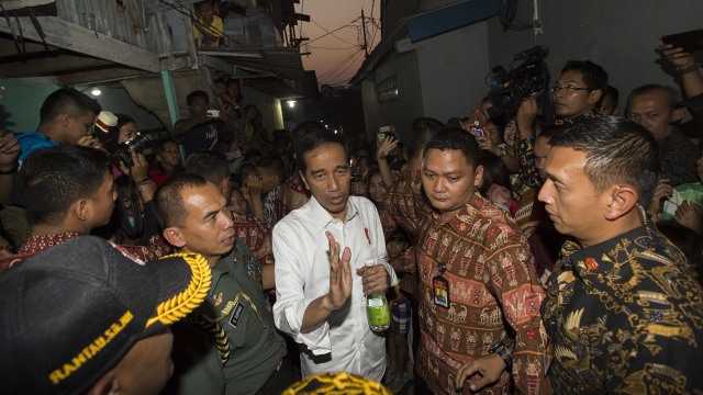 Jokowi bagi sembako (Foto: Rosa Panggabean/Antara)