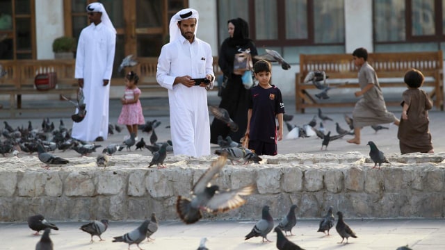Warga Qatar di pasar Souq Waqif  (Foto: REUTERS/Naseem Zeitoon)