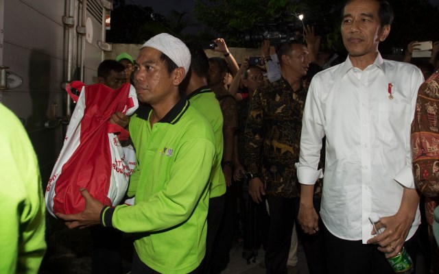 Jokowi memegang botol air minum Azzikra (Foto: Rosa Panggabean/ANTARA)