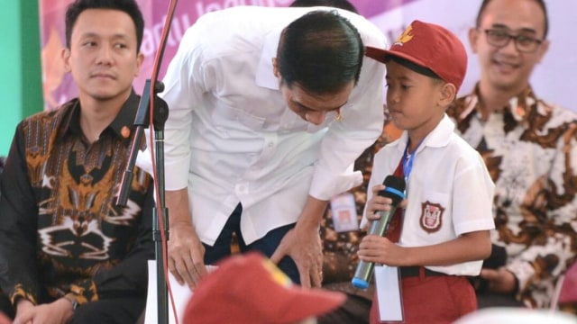 Jokowi Bagikan KIP (Foto: Laily Rachev - Biro Pers Setpres)