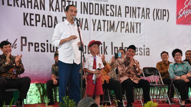 Jokowi Bagikan KIP (Foto: Laily Rachev - Biro Pers Setpres)