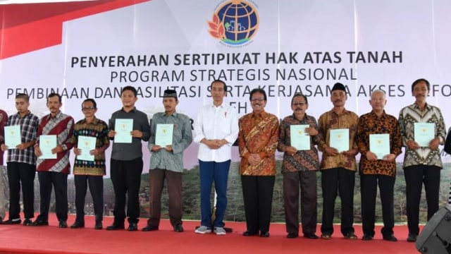 Jokowi membagikan sertifikat tanah (Foto: Dok. Biro Sespres)