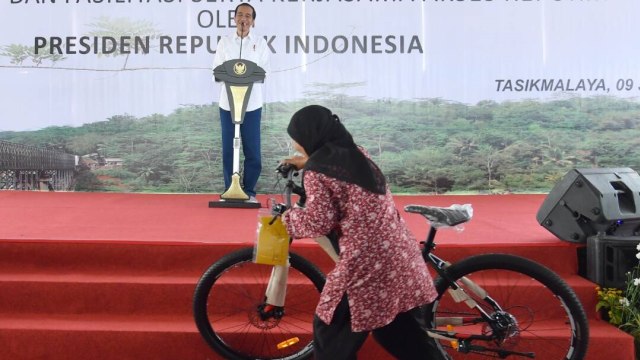 Hadiah sepeda saat Jokowi bagikan sertifikat tanah (Foto: Dok. Biro Sespres)