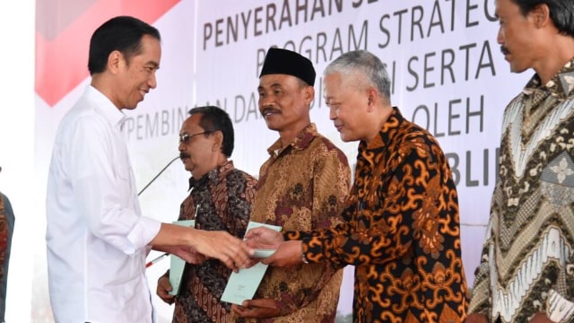 Jokowi membagikan sertifikat tanah (Foto: Dok. Biro Sespres)