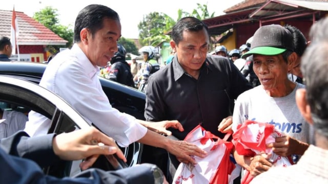 Jokowi membagikan sertifikat tanah (Foto: Dok. Biro Sespres)