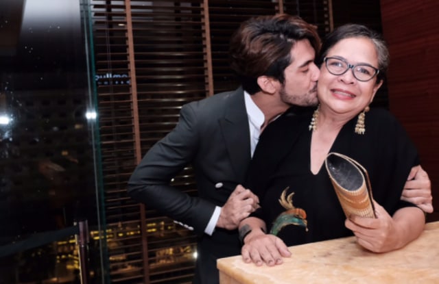 Reza Rahadian mencium ibunya (Foto: oficialpilarez/Instagram)