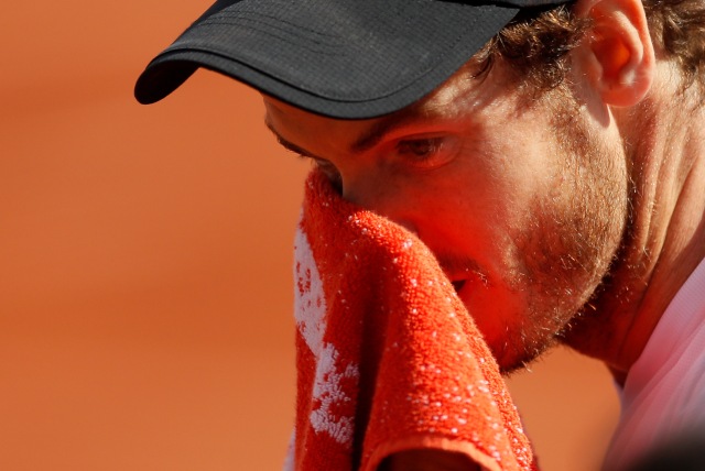 Andy Murray menyeka peluh. (Foto: Gonzalo Fuentes/Reuters)