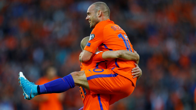 Sneijder dan Robben merayakan gol. (Foto: Reuters/Michael Kooren)