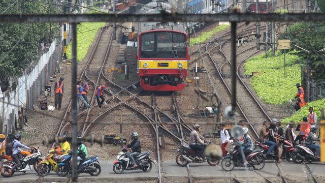 Rel kereta api di Jatinegara (Foto: ANTARA FOTO/Reno Esnir)