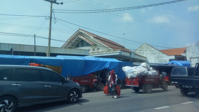 Kemacetan di pasar Tegalgubug, Cirebon (Foto: Novan Nurul/kumparan)