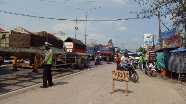 Kemacetan di pasar Tegalgubug, Cirebon (Foto: Novan Nurul/kumparan)