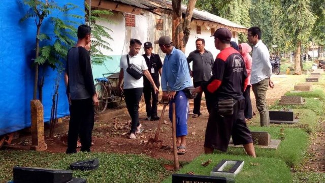 Ruben Onsu mengurusi pemakaman Jupe (Foto: DN. Mustika Sari/kumparan)